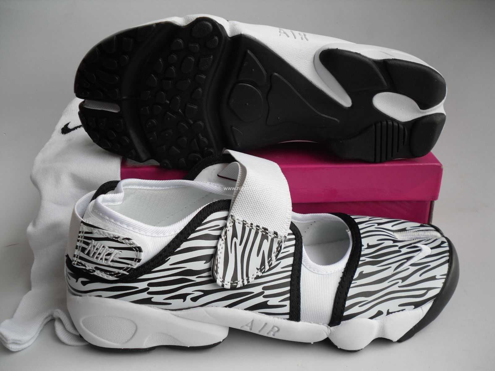 Nouveau Style Ornemental Baskets Nike Shox Rift Noire